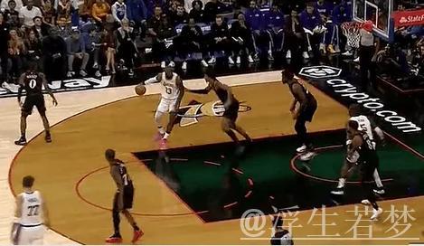 东契奇妙招戏耍中锋 失衡抛投完成2+1